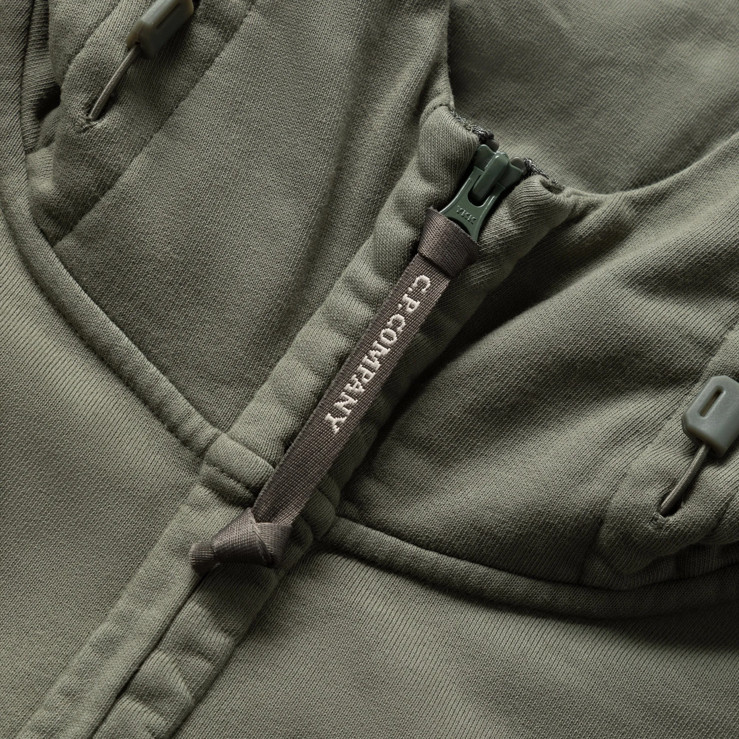 RAISED FLEECE QUILTED HOODED SWEATSHIRT