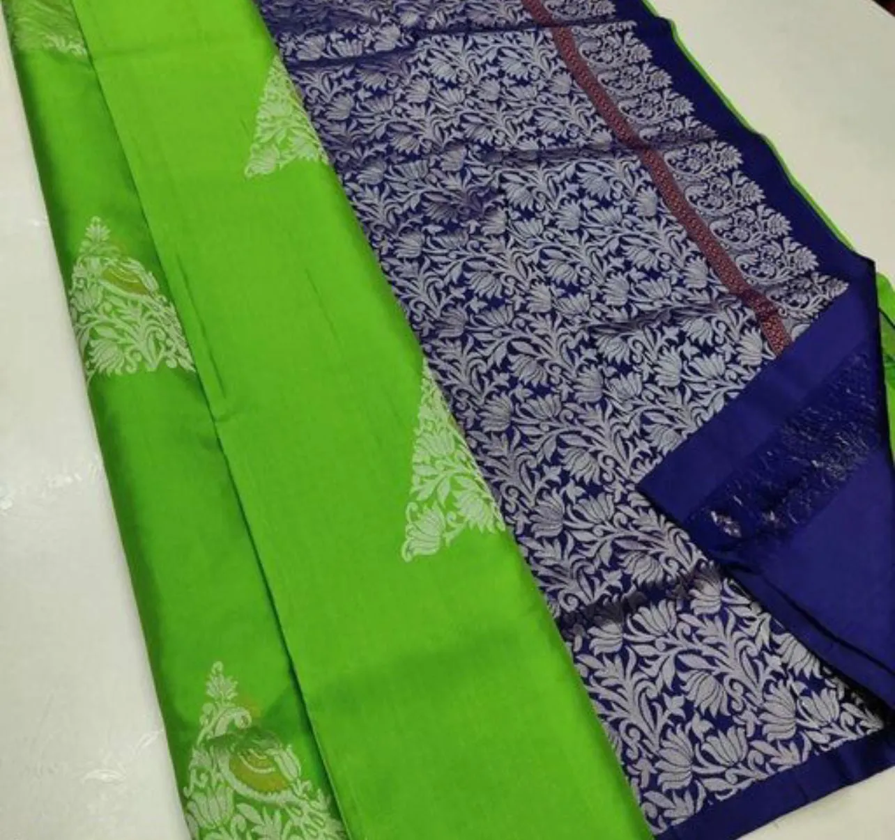 Sophisticated Parrot Soft Silk Saree With Gleaming Blouse Piece